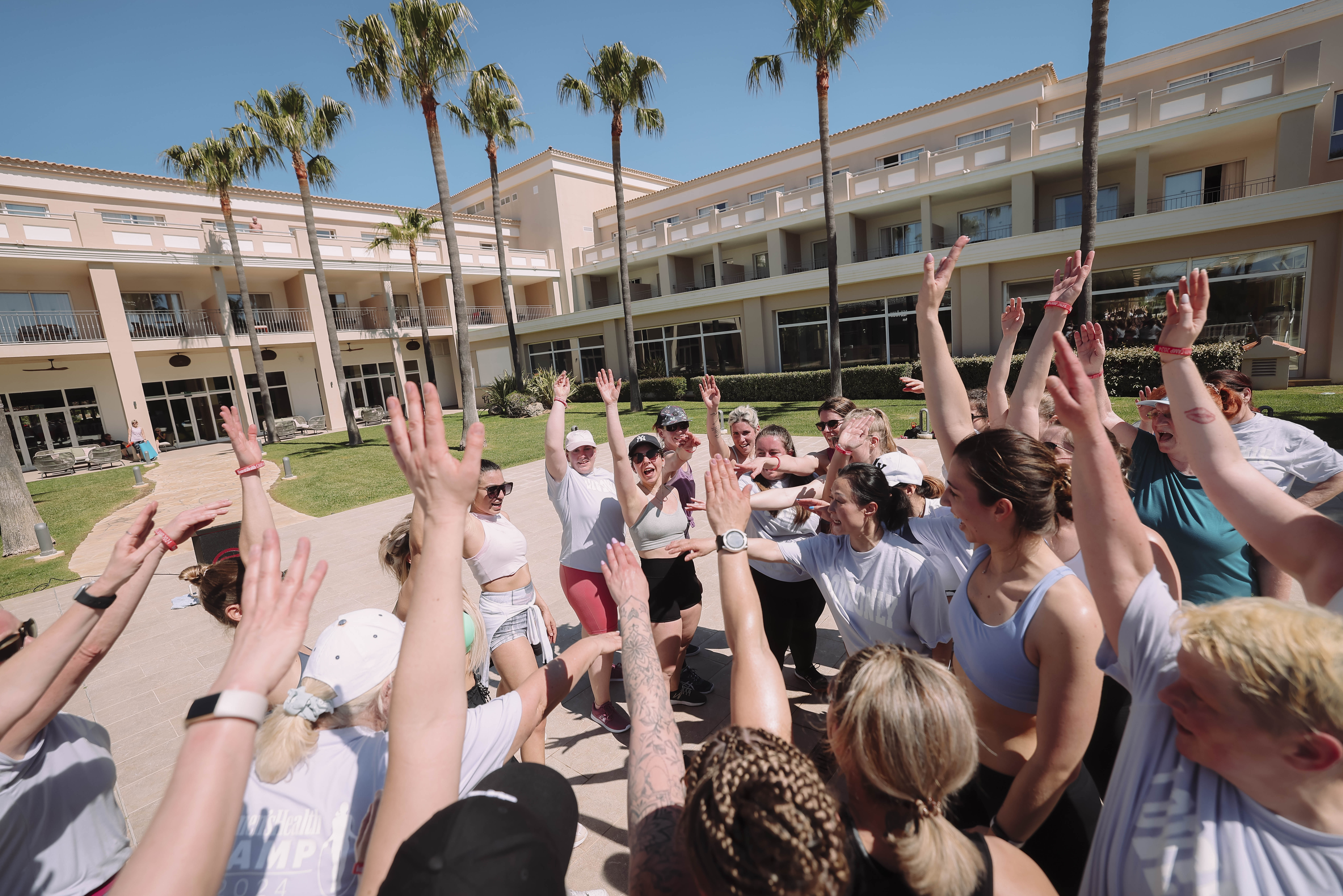 Frauen beim gemeinsamen Fitness-Training im Women's Health CAMP