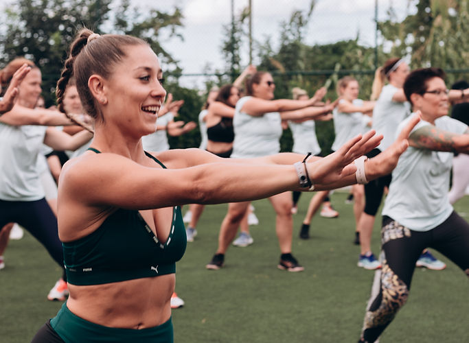 Frauen bei Gruppenaktivitäten im Women's Health CAMP